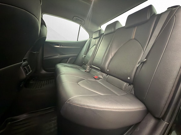 Toyota Camry 30 of 30