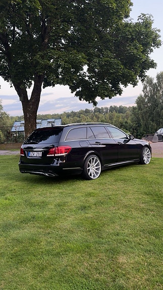 Mercedes-Benz E220 4 of 5
