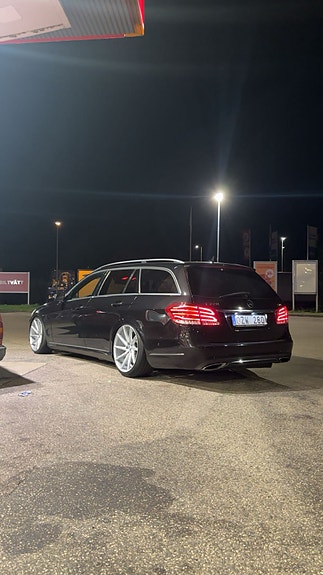 Mercedes-Benz E220 3 of 5