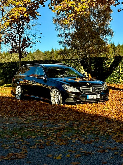 Mercedes-Benz E220 2 of 5