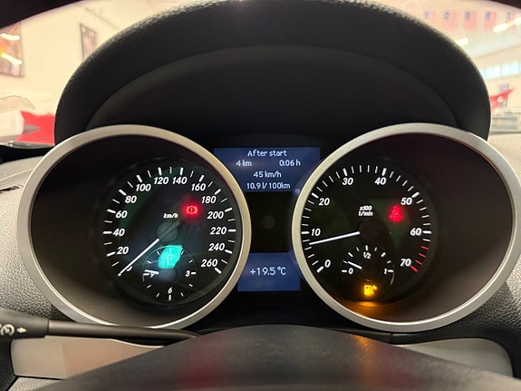 Mercedes-Benz SLK350 9 of 23