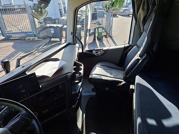 VOLVO Vehicle Tractor 6x2-2 Standard 14 of 17