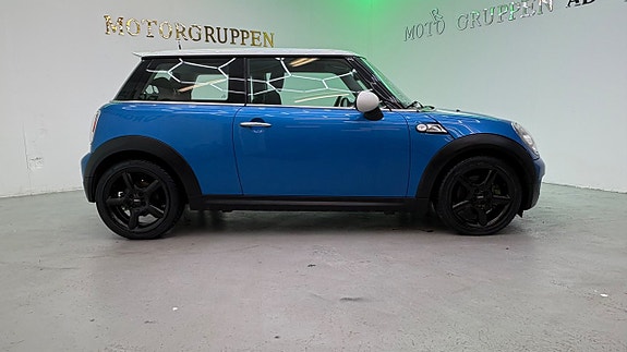 MINI Cooper S 4 of 5