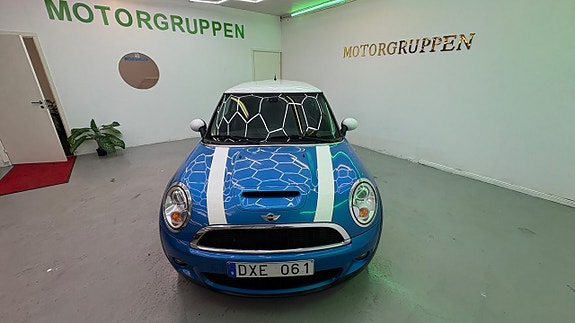 MINI Cooper S 8 of 17