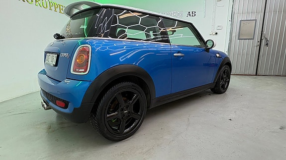 MINI Cooper S 10 of 17