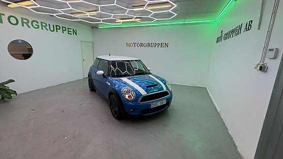 MINI Cooper S 9 of 17