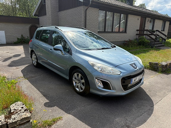 Peugeot 308 SW 2 of 5