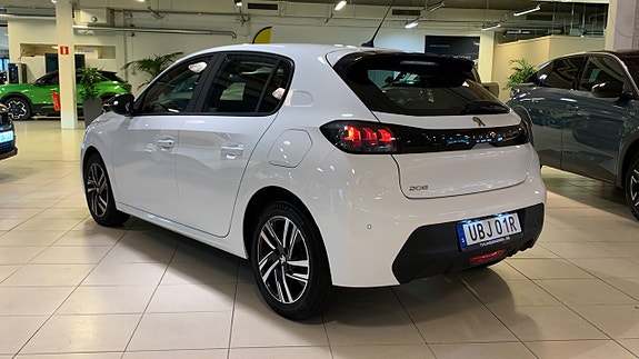 Peugeot 208 2 of 5