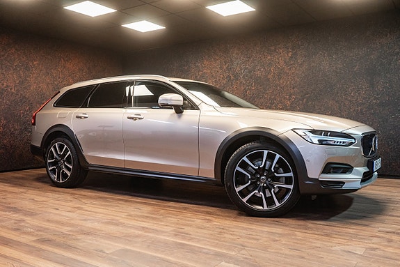 Volvo V90 Cross Country 2 of 5