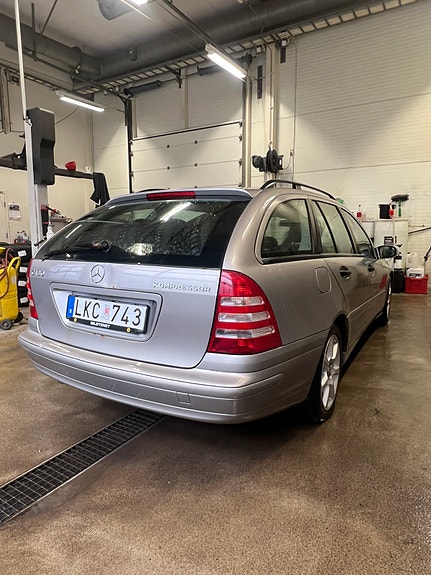 Mercedes-Benz C180 3 of 5