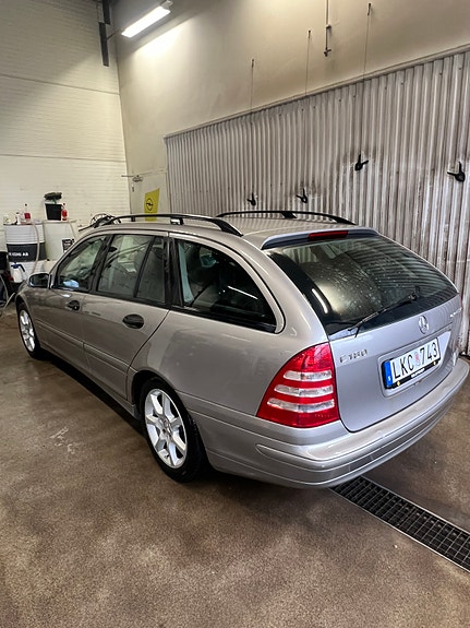Mercedes-Benz C180 4 of 5
