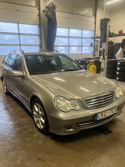 Mercedes-Benz C180 2 of 5