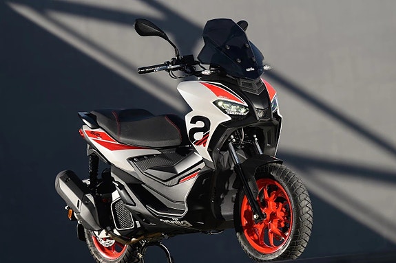 Aprilia SR GT Sport 200 4 of 5