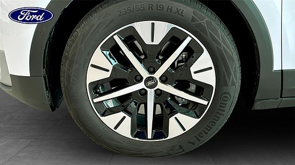 Ford Explorer 9 of 12
