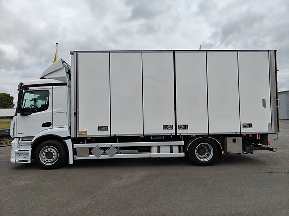 Mercedes Actros 1827 4x2 Skåpbil 3 of 5