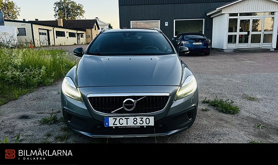 Volvo V40 Cross Country 2 of 5