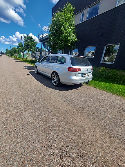 Volkswagen Passat 2 of 3