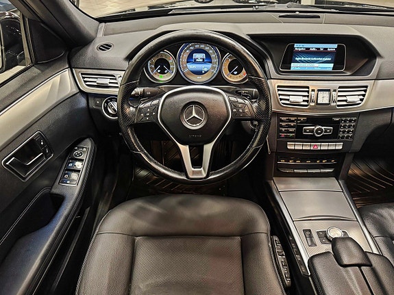 Mercedes-Benz E220 2 of 5