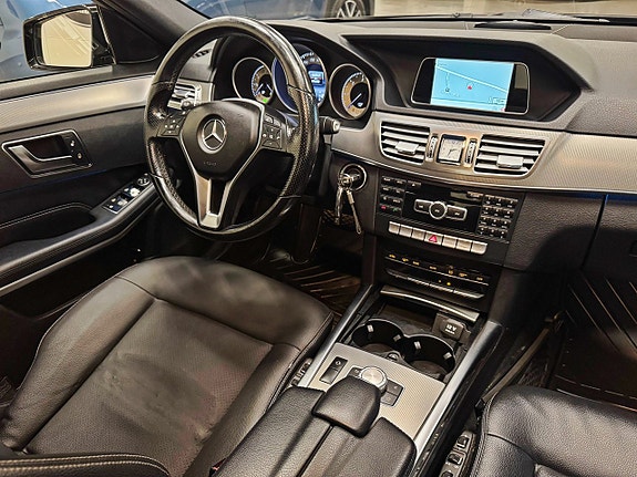 Mercedes-Benz E220 3 of 5
