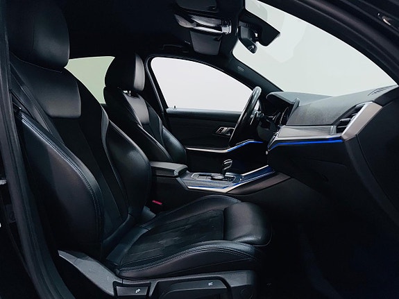 BMW 320i 7 of 24