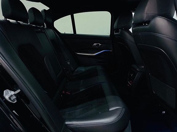 BMW 320i 8 of 24