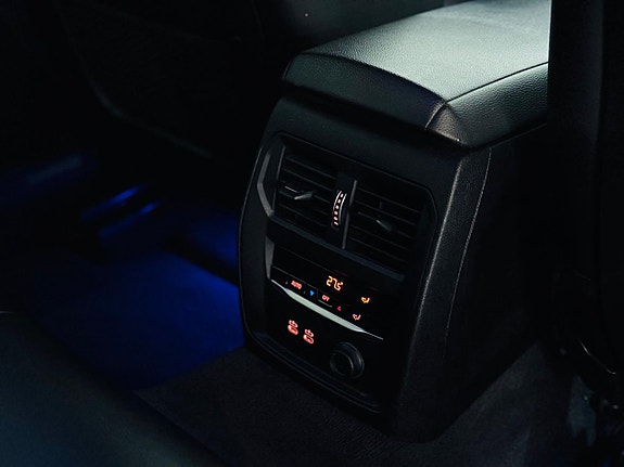 BMW 320i 9 of 24