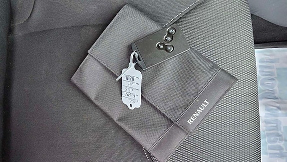 Renault Clio 16 of 17