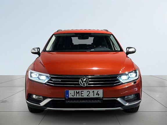 Volkswagen Passat Alltrack 2 of 5
