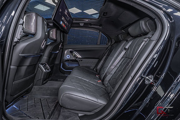 BMW M760e 19 of 25