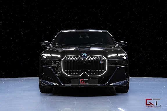 BMW M760e 3 of 5