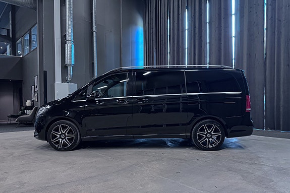 Mercedes-Benz V300 3 of 5