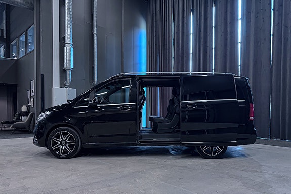 Mercedes-Benz V300 4 of 5