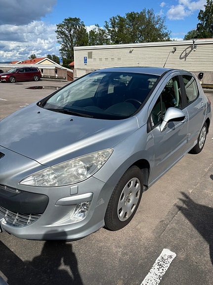 Peugeot 308 2 of 5