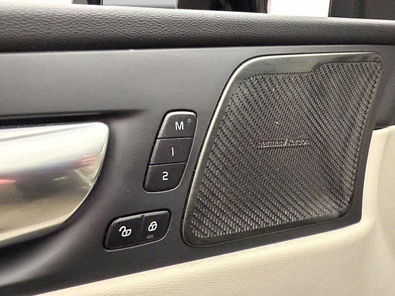 Volvo XC60 14 of 30