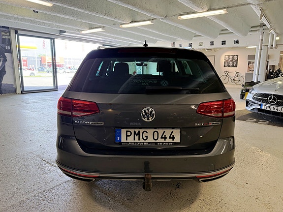 Volkswagen Passat Alltrack 8 of 23