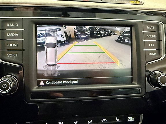 Volkswagen Passat Alltrack 17 of 23