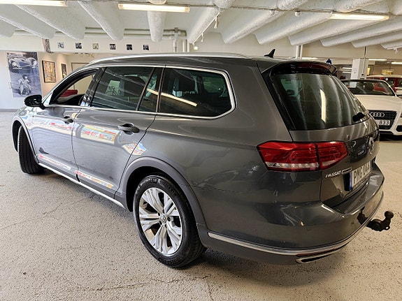 Volkswagen Passat Alltrack 3 of 5