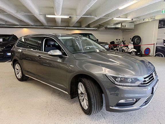 Volkswagen Passat Alltrack 2 of 5