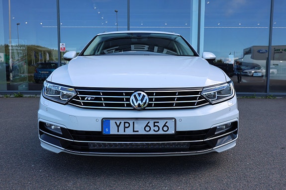 Volkswagen Passat 2 of 5