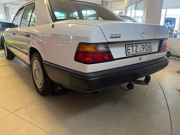 Mercedes-Benz 200 3 of 5
