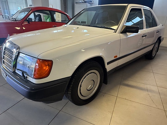 Mercedes-Benz 200 2 of 5