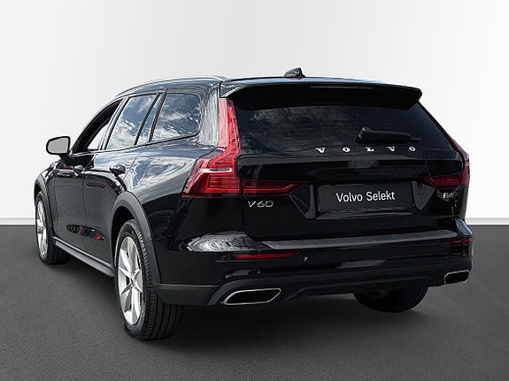Volvo V60 Cross Country 2 of 5
