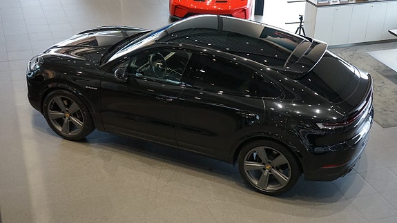 Porsche Cayenne 4 of 5