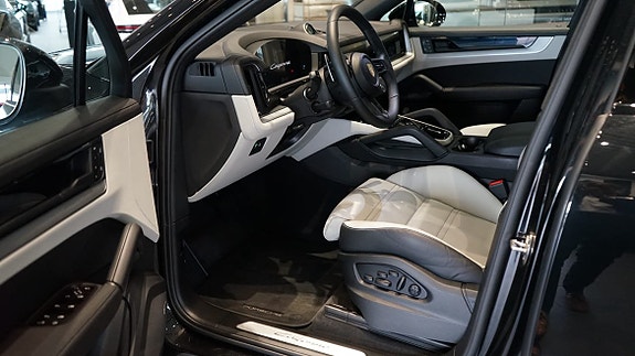 Porsche Cayenne 6 of 8