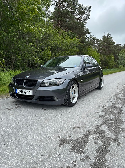 BMW 320i 3 of 5