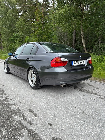 BMW 320i 4 of 5