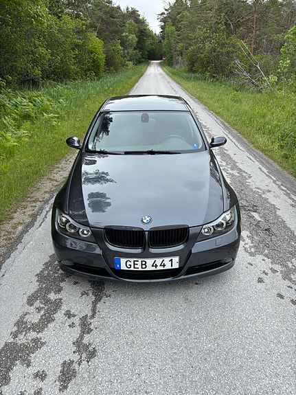 BMW 320i 2 of 5