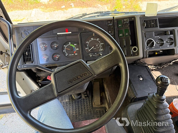 Maskinlastbil Volvo FL612 4X2 med ramper 20 of 27