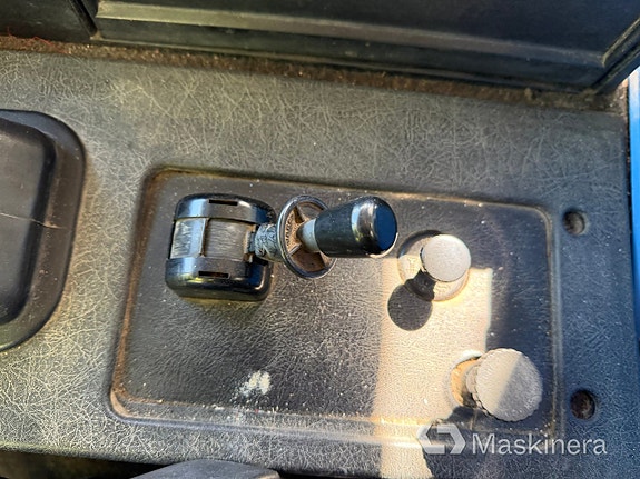 Maskinlastbil Volvo FL612 4X2 med ramper 27 of 27