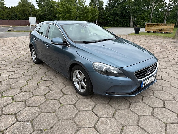 Volvo V40 2 of 11